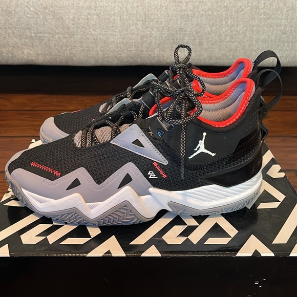 Nike Men black red and white Jordans size 9 main image 5